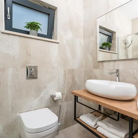Atrium With Heated Pool, Sea View, Jacuzzi, Gym And Sauna לאבין