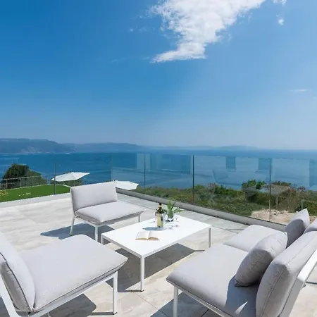 וילה Atrium With Heated Pool, Sea View, Jacuzzi, Gym And Sauna לאבין